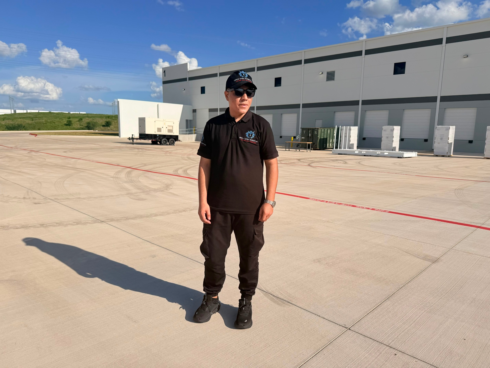Oficial de Nivel II de Shield Spire Security en su puesto en una instalación de almacén comercial en Texas Central durante un despliegue nocturno de emergencia.