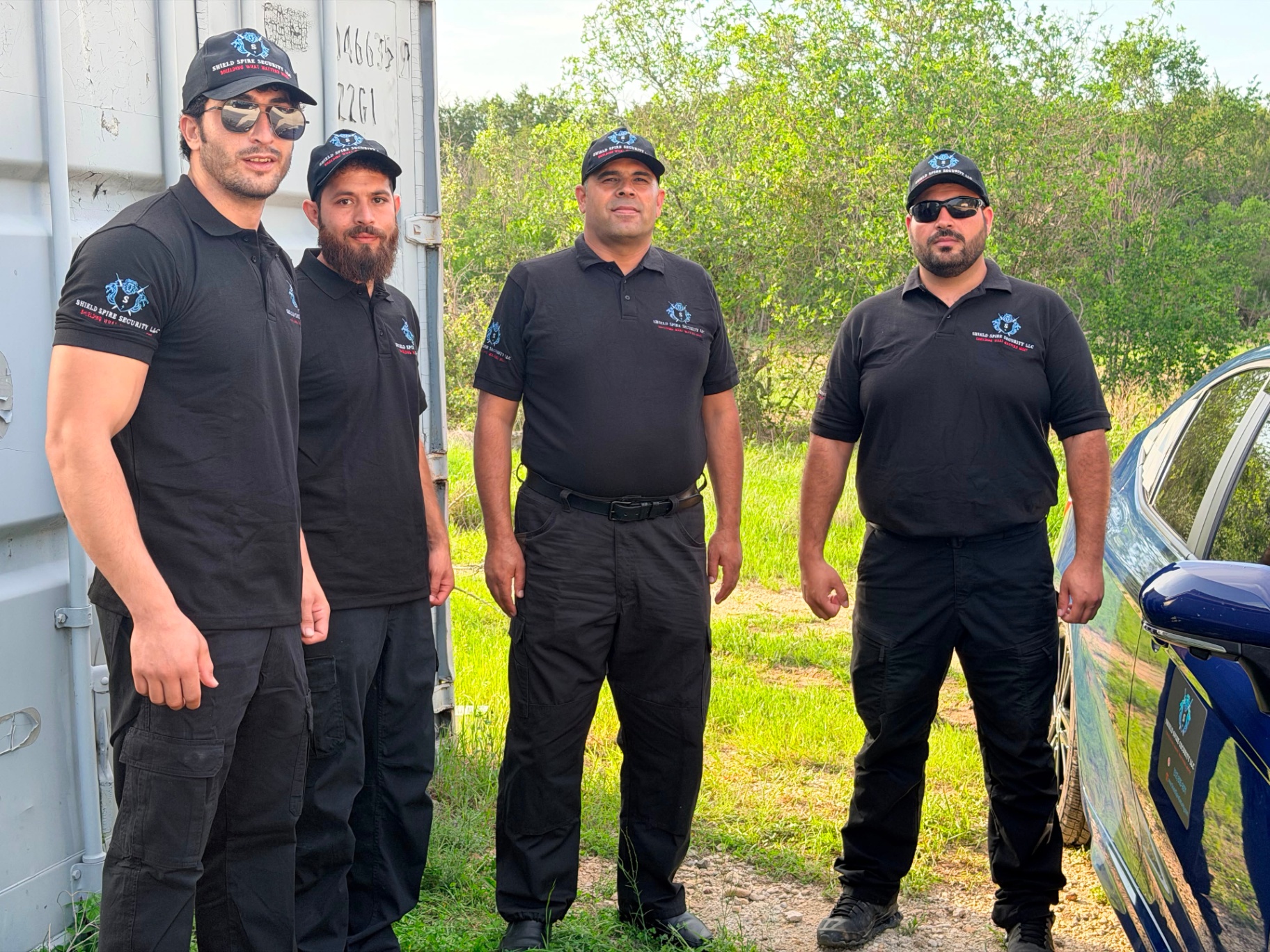 Equipo de cuatro oficiales uniformados de Shield Spire Security desplegado para una ceremonia de graduación en Kyle, Texas.