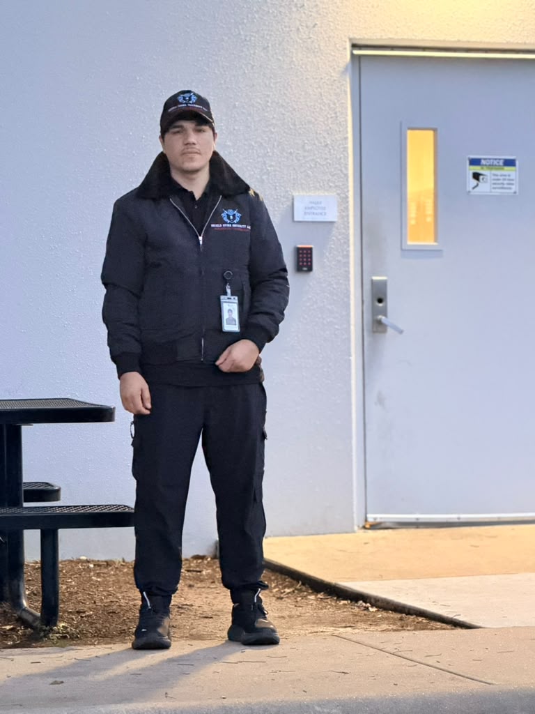 Oficial de Shield Spire Security brindando cobertura en una instalación corporativa en Round Rock, Texas.